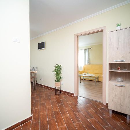 L&R Modern Apartment Otelu Rosu Exterior foto